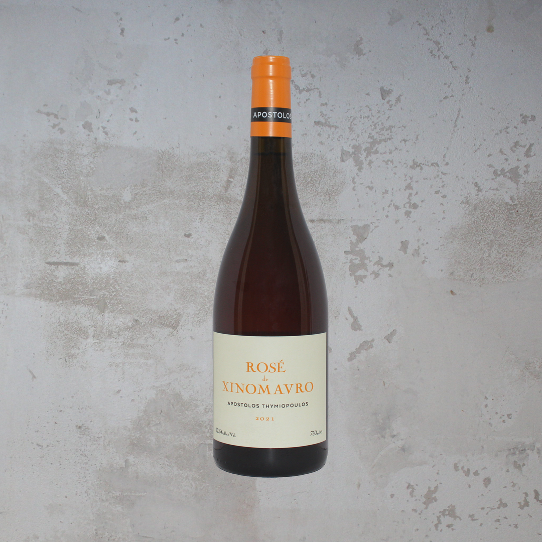 Flasche Thymiopoulos Vineyards Rosé de Xinomavro 2021. Die stilvolle Flasche zeigt ein elegantes Etikett mit moderner Schrift und einem ansprechenden Design, das die frischen Aromen und die handwerkliche Qualität dieses griechischen Roséweins betont.