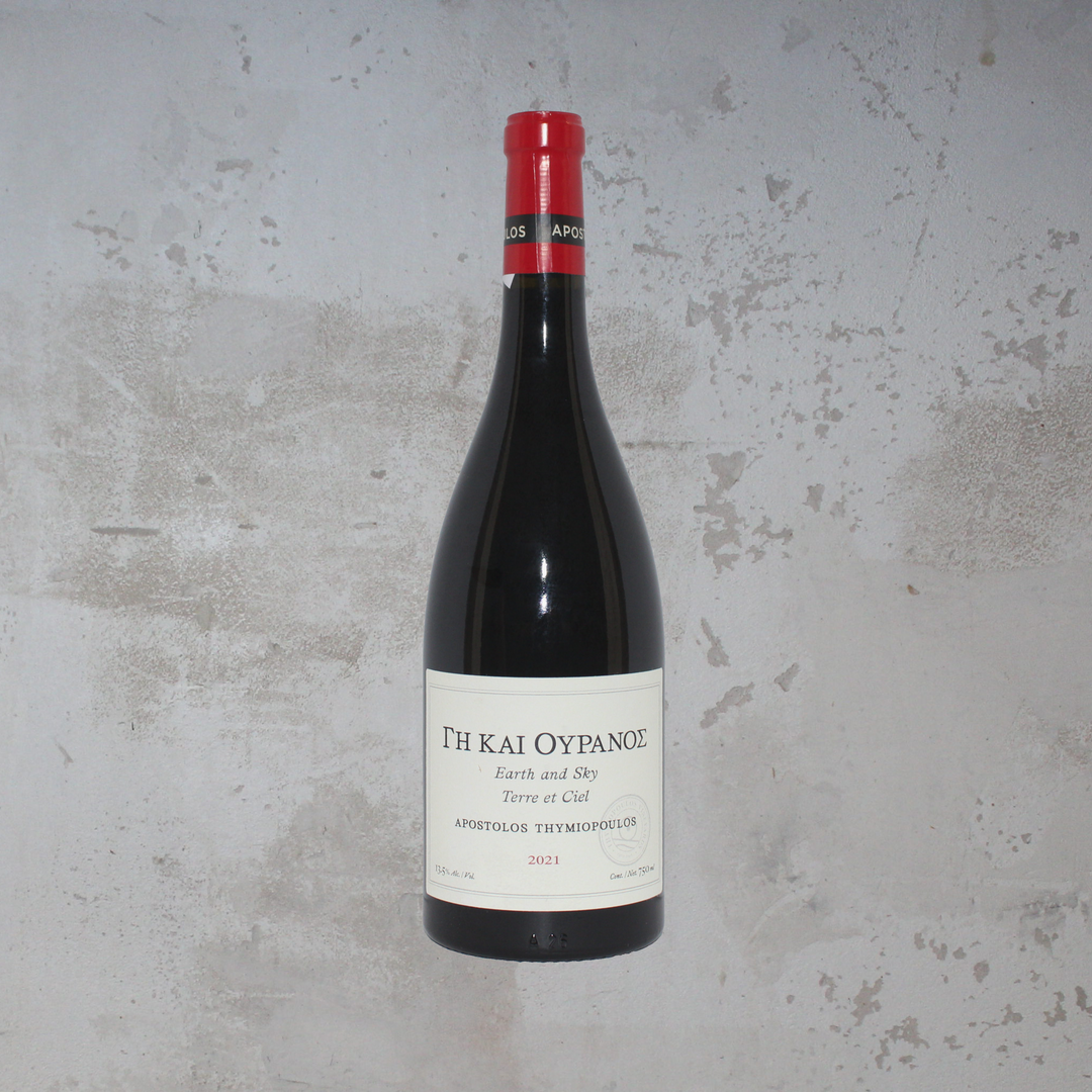 Flasche Thymiopoulos Vineyards Gh & Ouranos 2021. Die stilvolle Flasche zeigt ein modernes Etikett mit eleganter Schrift und einem minimalistischen Design, das die tiefen Aromen und die Herkunft dieses griechischen Rotweins aus der Xinomavro-Traube hervorhebt.