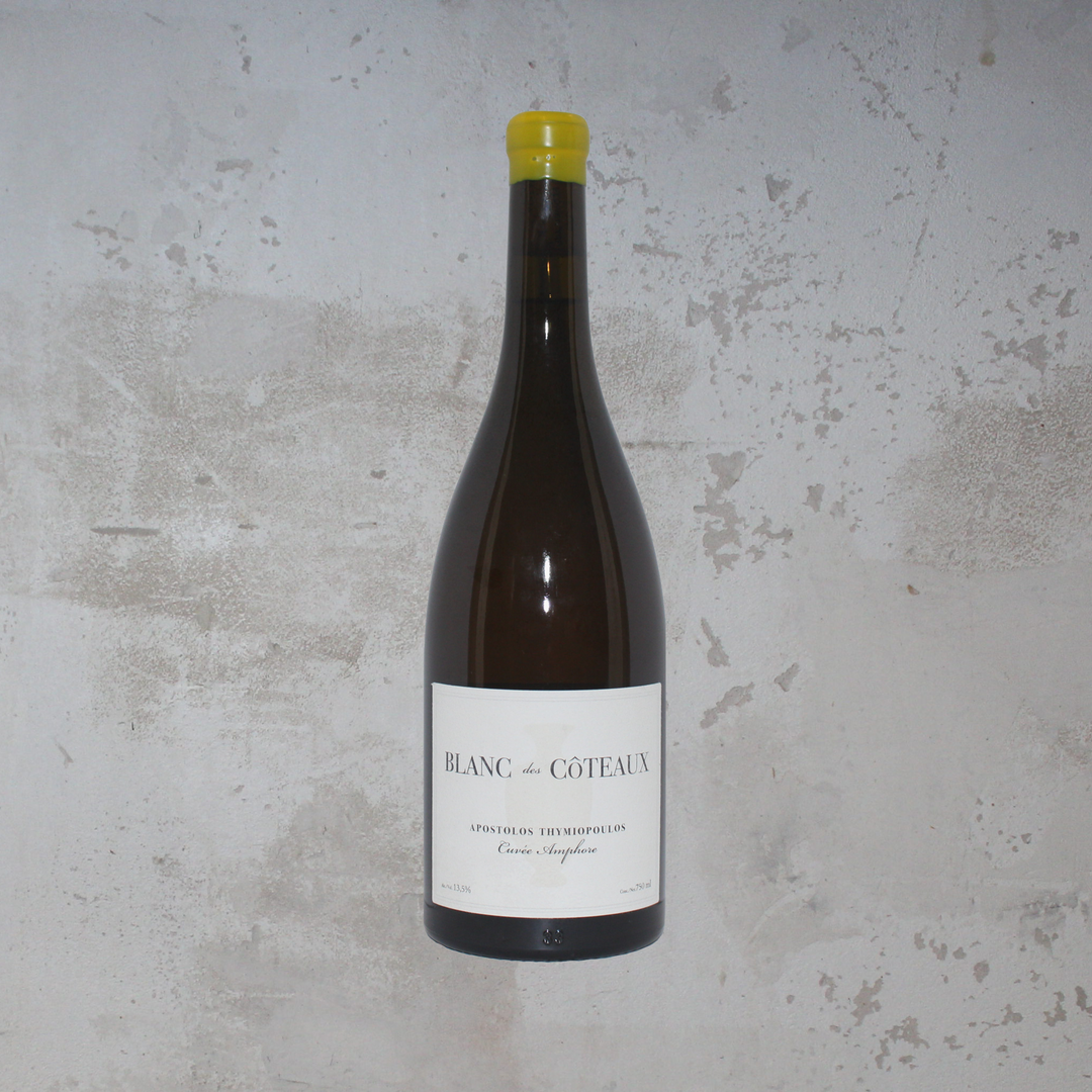 Flasche Thymiopoulos Vineyards Blanc des Côteaux Cuvée Amphore 2020. Die elegante Flasche präsentiert ein modernes Etikett mit stilvoller Schrift und einem ansprechenden Design, das die frischen, mineralischen Aromen dieses in Amphoren gereiften griechischen Weißweins hervorhebt.
