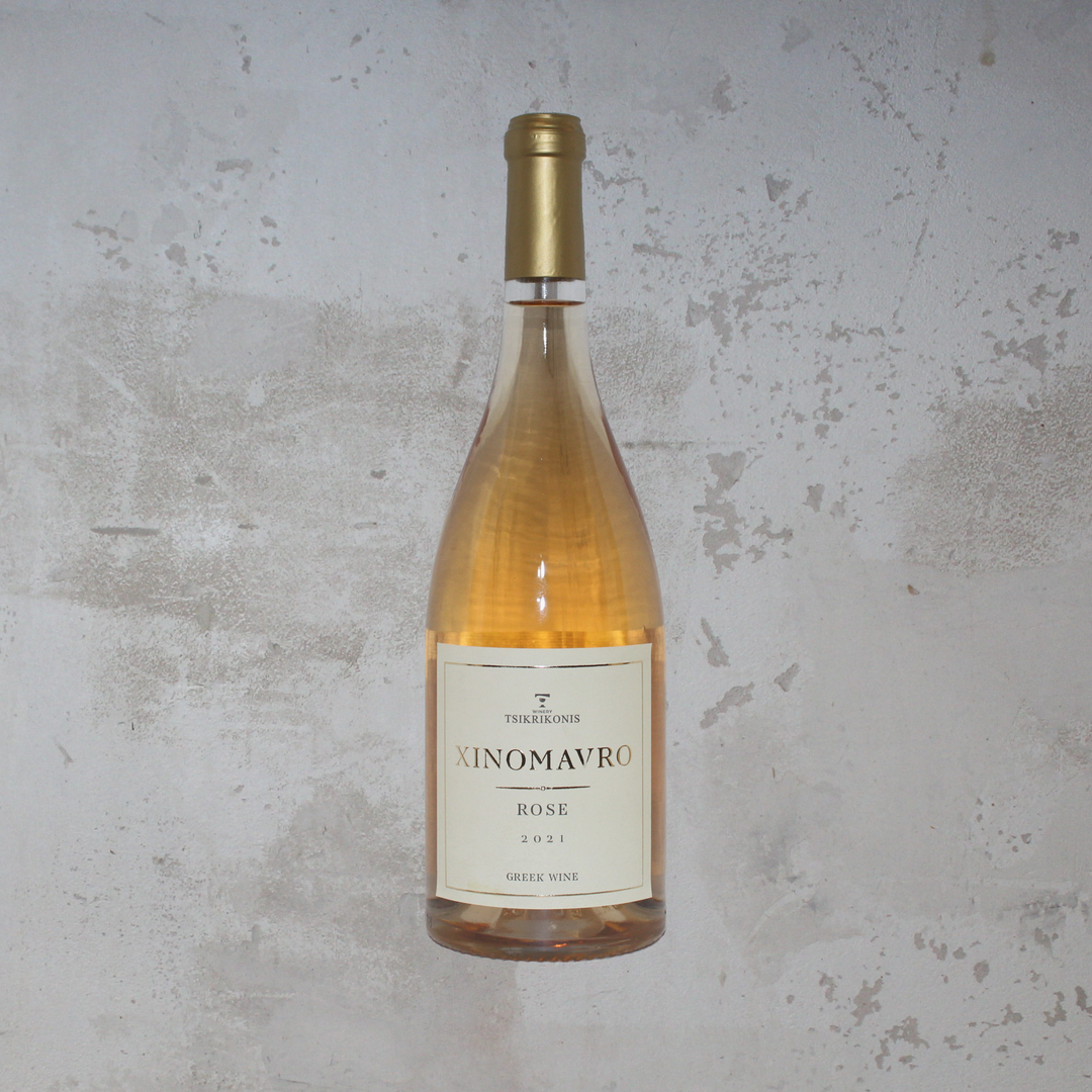 Flasche Tsikrikonis Winery Xinomavro Rosé 2021. Die stilvolle Flasche zeigt ein ansprechendes Etikett mit moderner Schrift und einem eleganten Design, das die frischen Aromen und die handwerkliche Qualität dieses griechischen Roséweins betont.