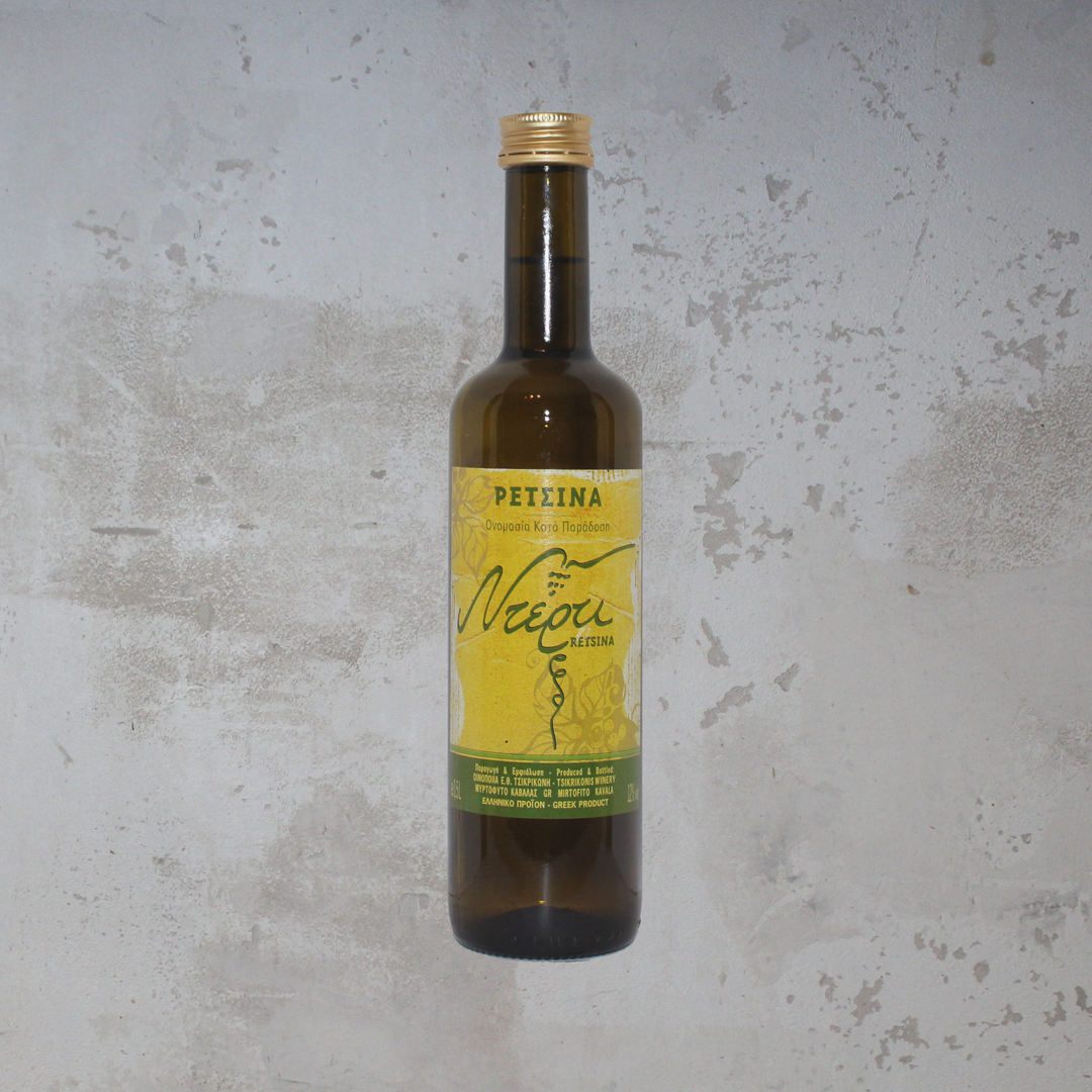 Flasche Tsikrikonis Winery Retsina Derti. Die stilvolle Flasche zeigt ein ansprechendes Etikett mit traditioneller Schrift und einem modernen Design, das die charakteristischen Aromen und die Herkunft dieser griechischen Retsina hervorhebt.