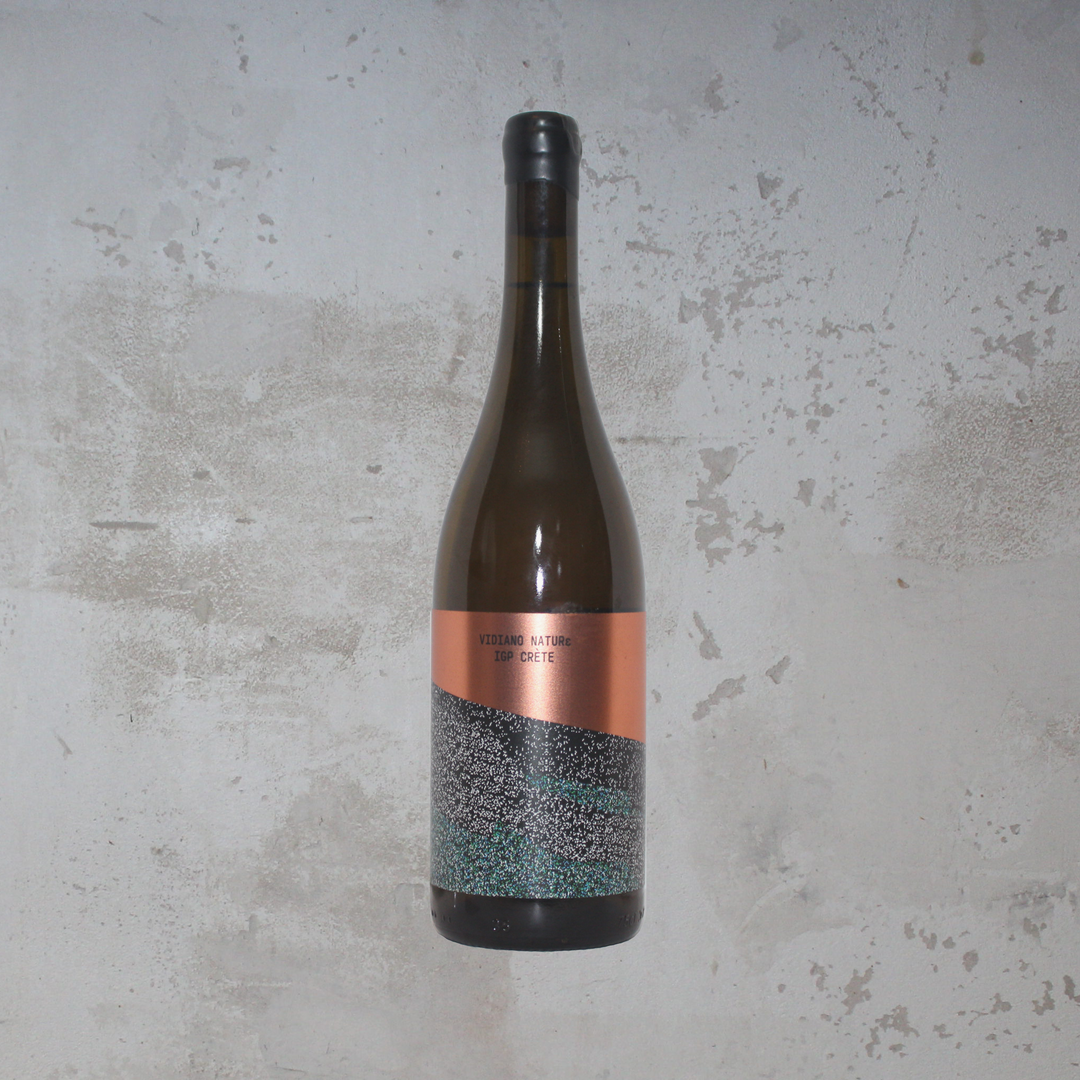 Flasche Zoumberakis Winery Vidiano Natur 2021 BIO. Die elegante Flasche präsentiert ein ansprechendes Etikett mit moderner Schrift und einem frischen Design, das die biologisch angebaute Vidiano-Traube und die charakteristischen Aromen des griechischen Weißweins hervorhebt.